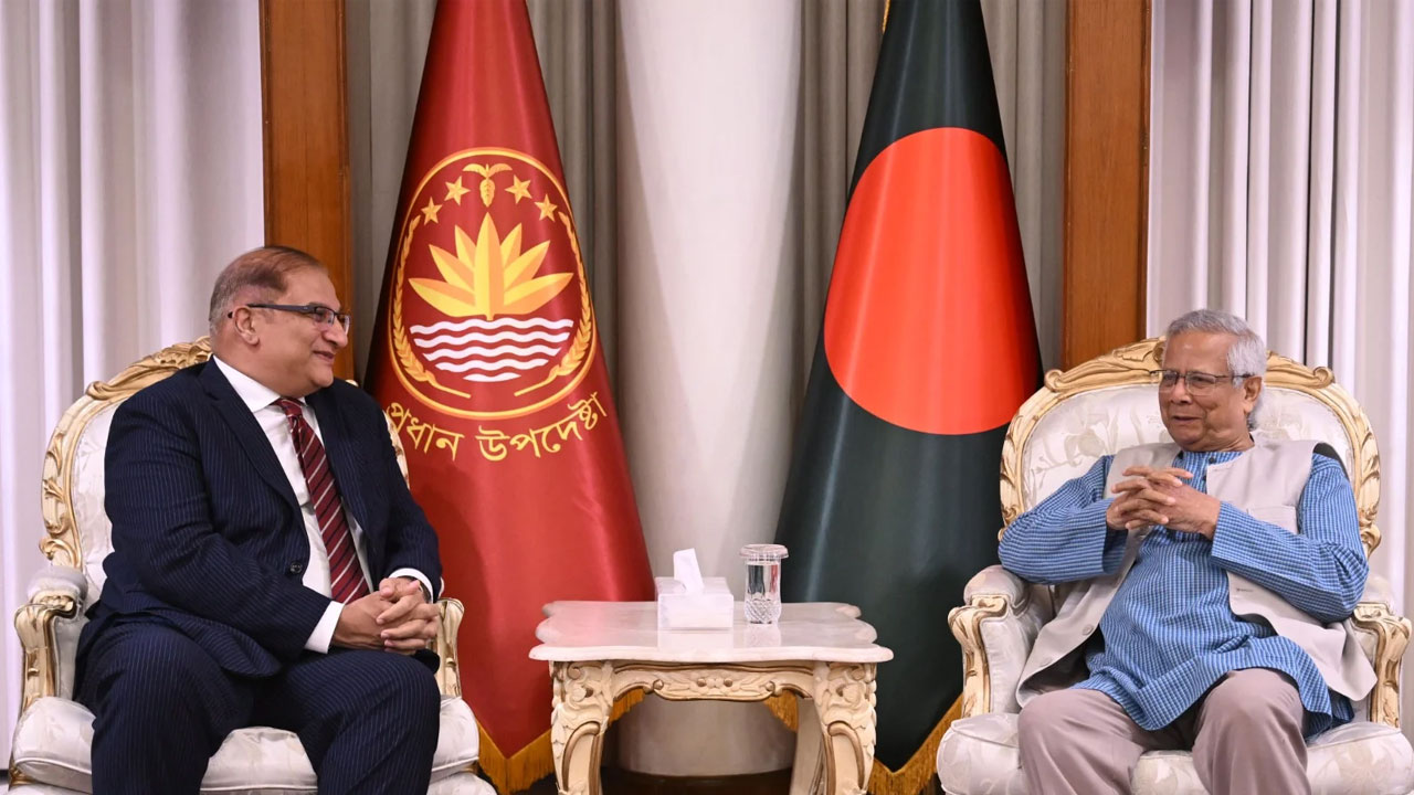 পাকিস্তান হাইকমিশনারের সাথে প্রধান উপদেষ্টার বৈঠক